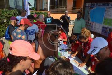  Cristo Cárdenes e Iria Otero, vencedores de la XVI Travesía a Nado de Salinetas (Foto TA)